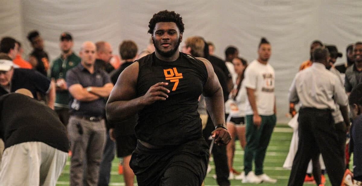 Le amputan el brazo al jugador de los Miami Dolphins involucrado en accidente automovilístico, confirma su agente