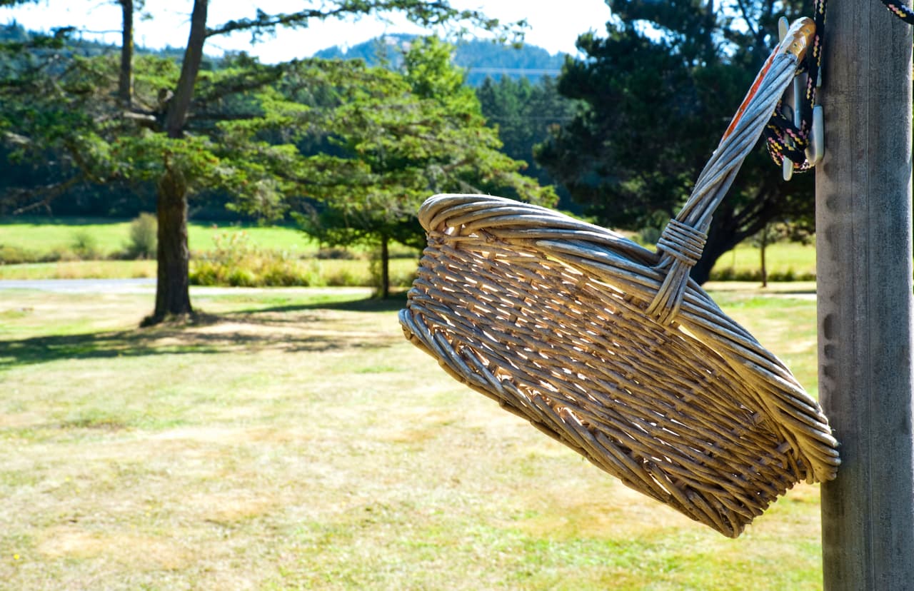Los cestos de ropa son un espacio robado. Gana la batalla contra la ropa al usar una nueva versión que puedas colgar para que no ocupe espacio.