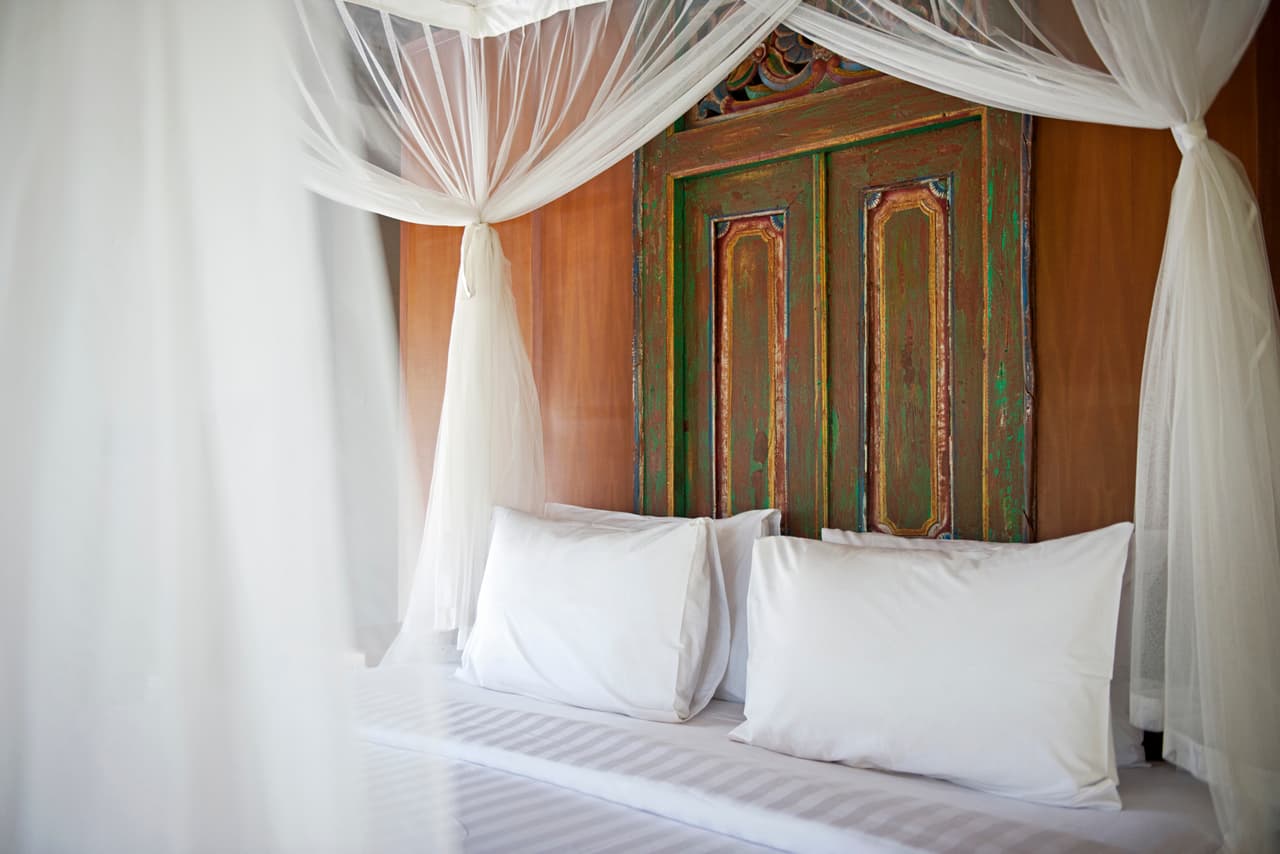 Usar tonalidades llamativas sobre sólo una pared ayuda a crear la ilusión de un espacio que no existe.