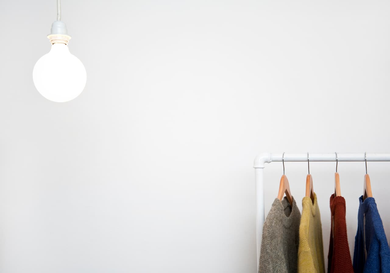 Finalmente, también un consejo para tu ropa: colócala en un ‘rack’ y guárdala en algún espacio que tengas. ¡Sencillo!