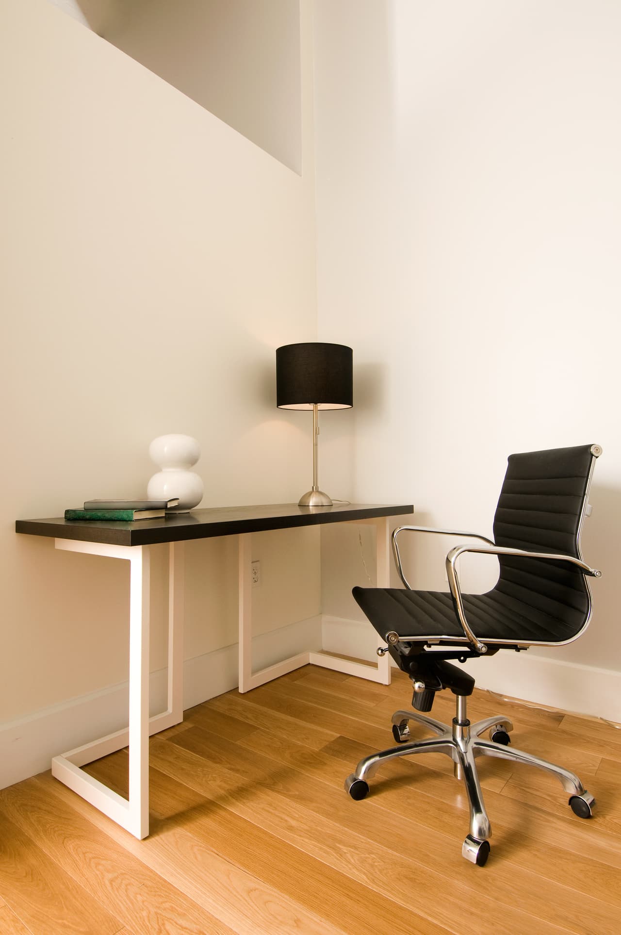 Si a tu mesita le puedes añadir alguna base para sentarte, ¡ya la convertiste en un escritorio!