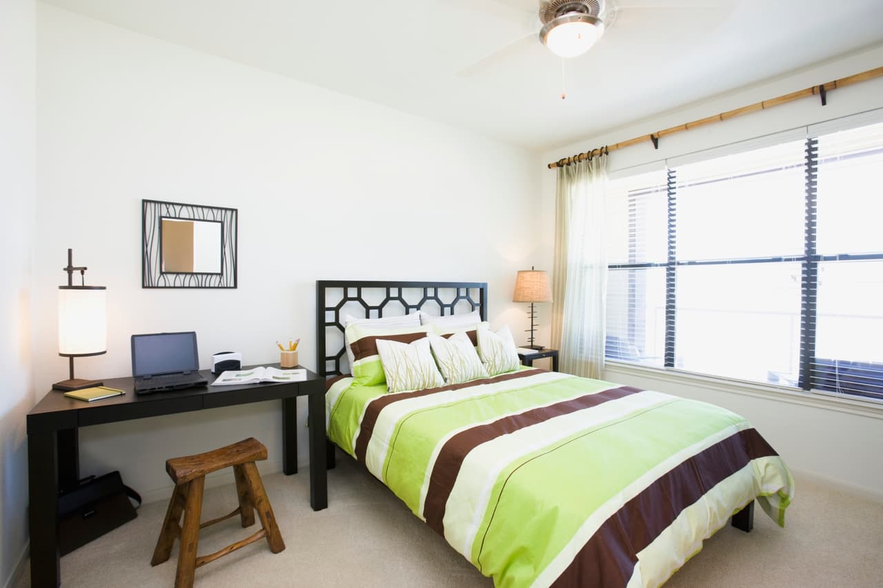 Usar las esquinas es un método importantísimo para hacer lucir más grande tu espacio. Decora con muebles esquineros.