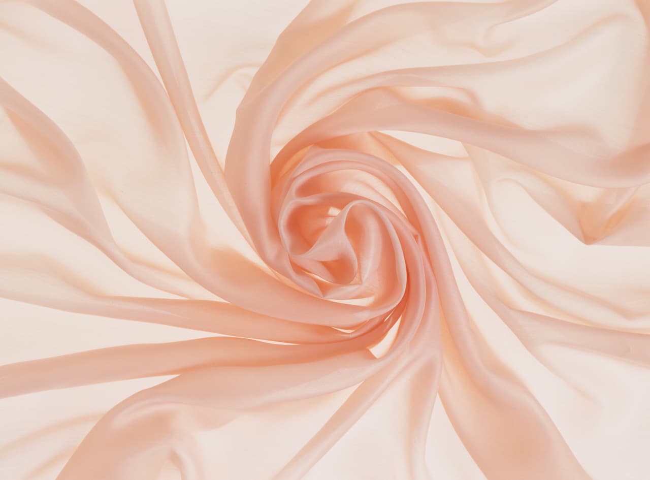 Puedes colgar telas que separen la estancia, aunque también podrías usarlas simplemente para hacer más lumínica tu habitación.