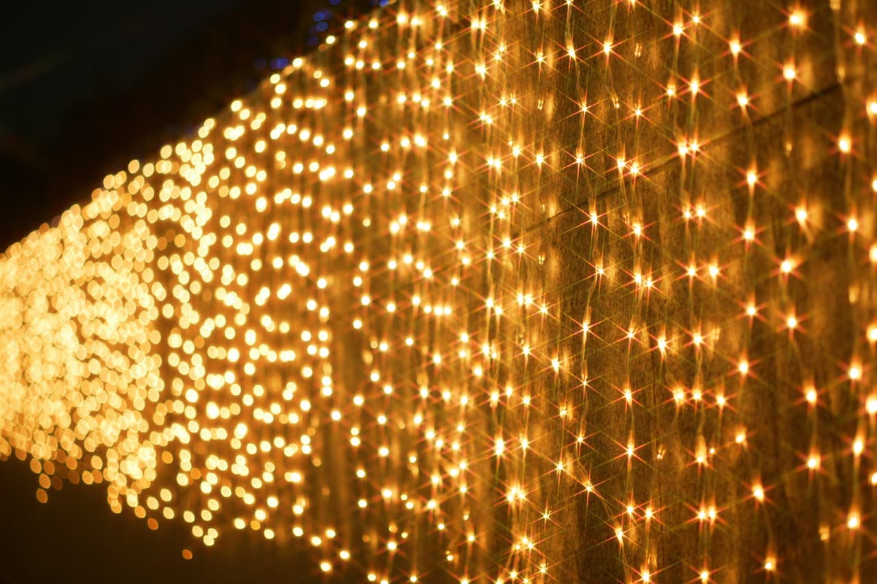 Si no te gusta tener lámparas colgadas por doquier, también puedes experimentar con luces en la pared. ¡Será como tener Navidad todo el año!