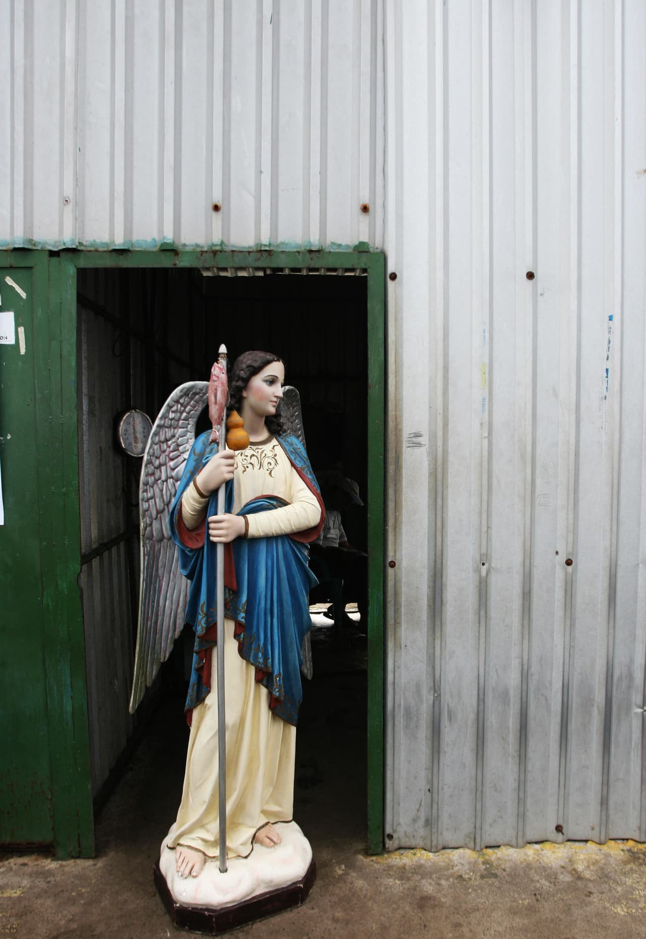 Rafael también es el santo patrón de los ciegos, de los doctores y enfermeras (por su relación con la sanación). San Rafael Arcángel tiene mucha compasión por todos los seres, especialmente las personas que tienen algún mal físico, mental, emocional o espiritual. Se le puede pedir su ayuda para sanar enfermedades y males de todo tipo y para mantener sanos y salvos a nuestros seres amados.