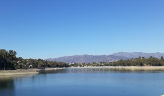 <b>7. Embalse de Silver Lake </b>
<br>
<br>Este cuerpo de agua, confirmado por dos cuentas, una del lago Silver y otra por el embalse Ivanhoe, es considerado uno de los más hermosos de Los Ángeles. Cuenta con el alquiler de botes deportivos e individuales con los cuales podrás conocer la gran cantidad de peces con los que cuenta, entre los que hay truchas arcoíris, mojarras azules, bagres y otros más. Es un sitio ideal para huir de la ciudad y disfrutar con la familia una gran cantidad de actividades al aire libre.