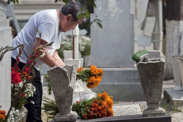 Las personas llegan con todo lo necesario para festejar a sus muertos durante todo el día.