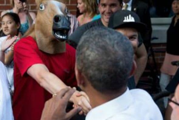 ¡Un hombre con cabeza de caballo! (Imagen tomada de Twitter).