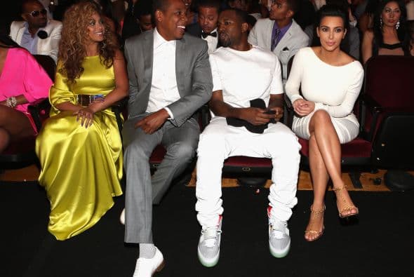 Su relación se comenzó a tornar muy seria, West incluyó a Kim dentro de su exclusivo grupo de amistades. Más videos de Chismes aquí.