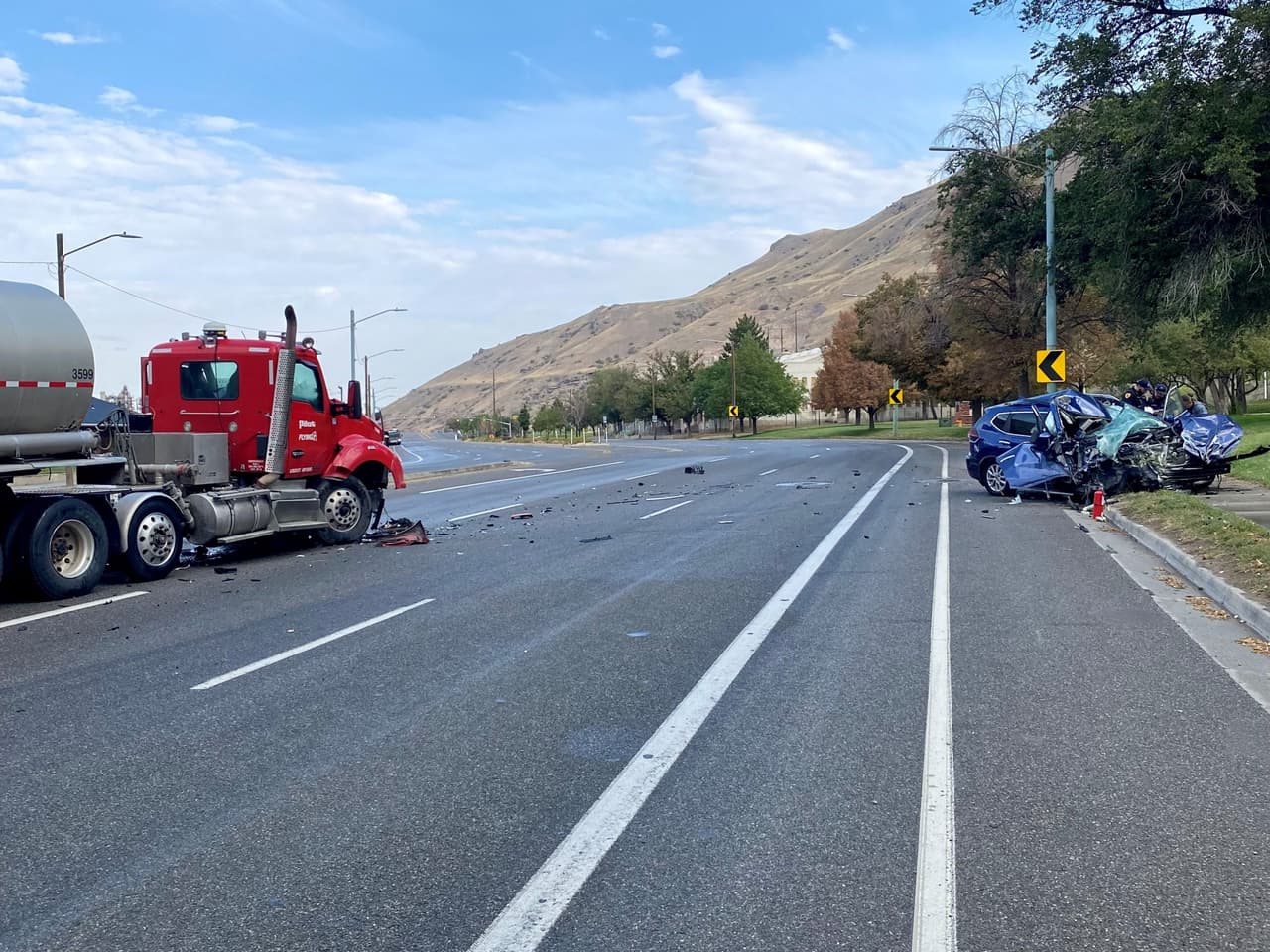 Bomberos trabajaron con equipos especiales para liberar al hombre que quedó atrapado dentro de su auto.