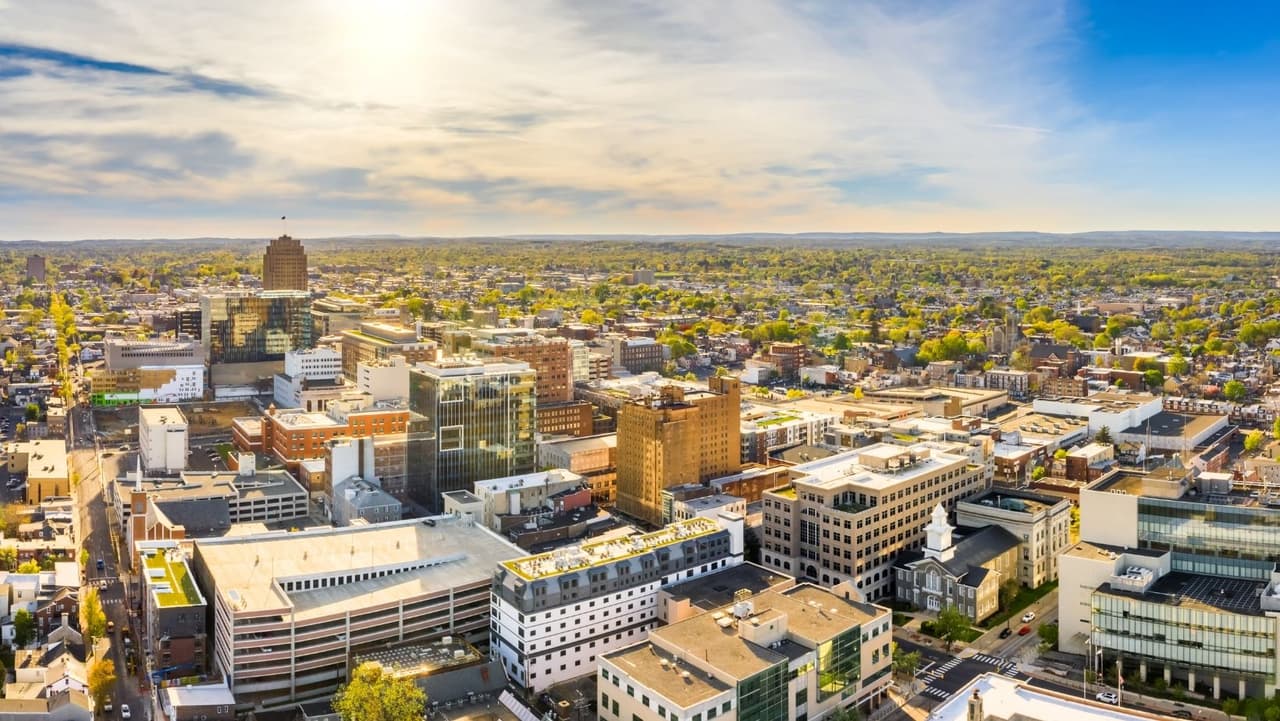 <b><a href="https://www.univision.com/local/philadelphia-wuvp/el-credito-tributario-de-3-600-por-hijos-traera-cambios-para-allentown-filadelfia-y-reading">Allentown</a></b> ocupó el puesto 11 en los mejores lugares para retirarse. El área ofrece una variedad de cosas que hacer para personas de todas las edades, según el informe.La tercera área metropolitana más grande de Pensilvania ofrece casas y edificios históricos, estructuras comerciales y edificios industriales centenarios, según el informe.