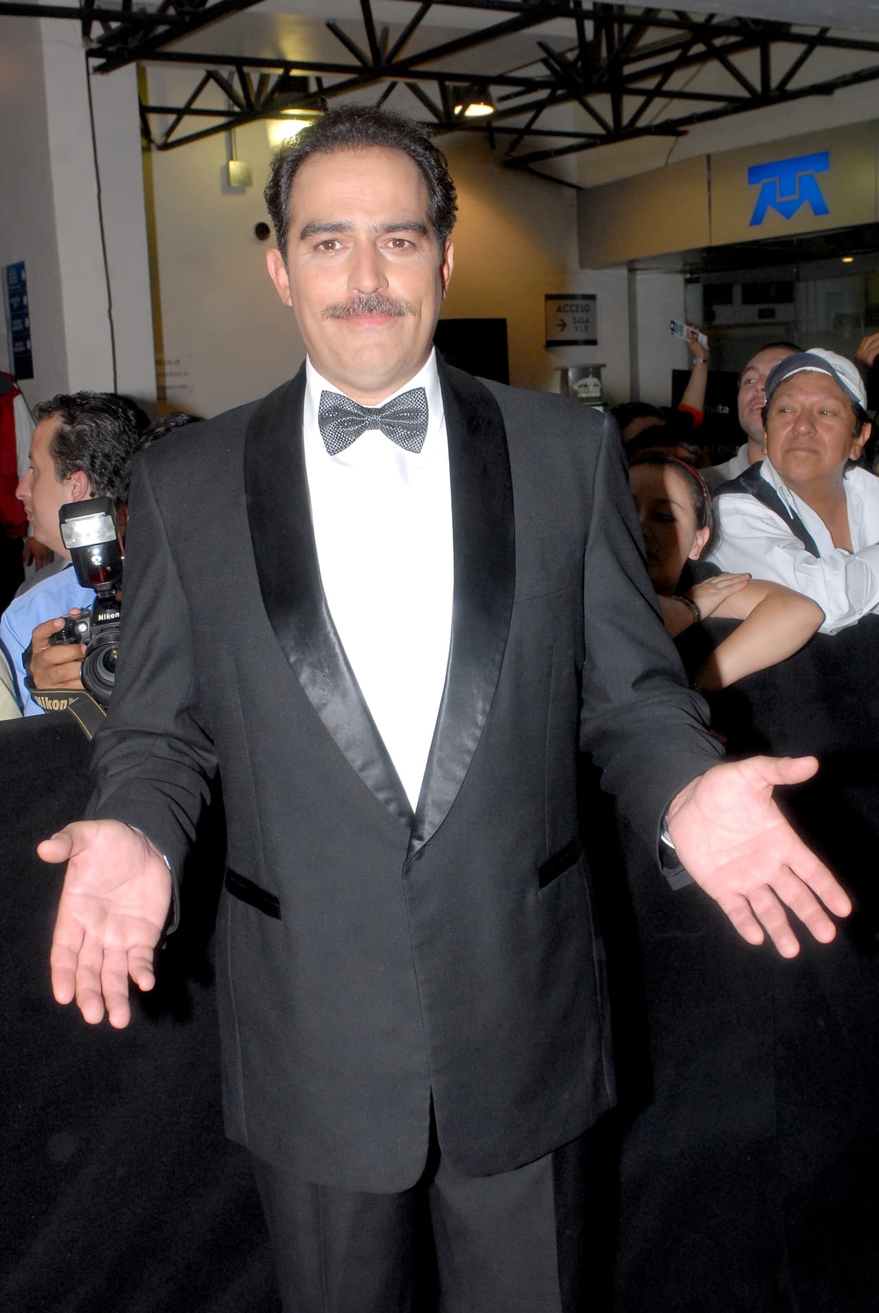 Omar nos confesó que siempre ha batallado con su peso, debido a la gran altura que tiene: "Yo debería de pesar 552 libras para todo lo que como".