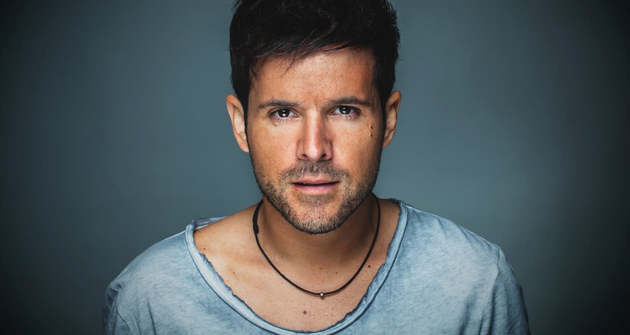 Pablo López es un talentoso músico que está nominado en la categoria de Mejor Álbum Vocal Pop Contemporáneo.