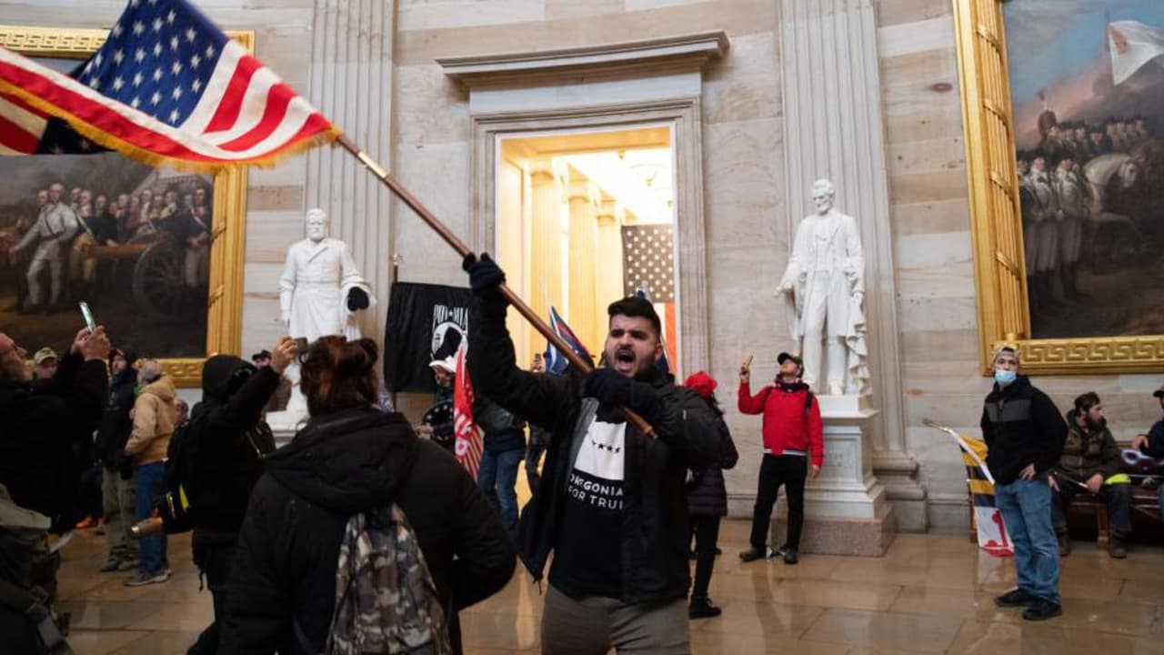 El FBI también anunció que estaba buscando información para "ayudar a identificar a las personas que están instigando activamente la violencia" en el Capitolio el miércoles, creando una página web para recopilar fotografías. La policía de D.C. informó que arrestó a decenas el miércoles por violar el toque de queda y "entrada ilegal", y a varios por portar armas de fuego ilegalmente.