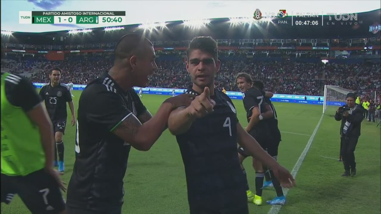 ¡Remate imposible! Cabezazo de Luis Hernández para adelantar al Tri