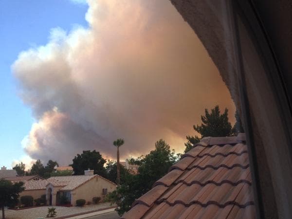 Un incendio en San Bernardino alcanzó a decenas de autos en la autopista estatal 15.