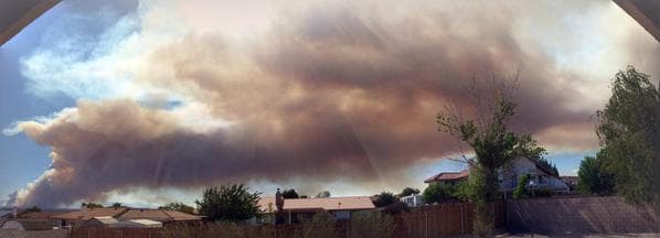 Un incendio en San Bernardino alcanzó a decenas de autos en la autopista estatal 15.