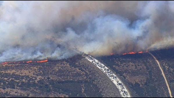 Un incendio en San Bernardino alcanzó a decenas de autos en la autopista estatal 15.