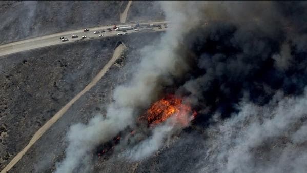 Un incendio en San Bernardino alcanzó a decenas de autos en la autopista estatal 15.