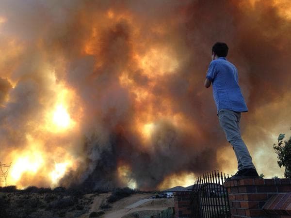 Un incendio en San Bernardino alcanzó a decenas de autos en la autopista estatal 15.