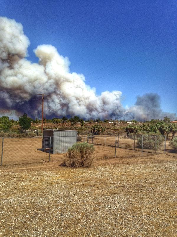 Un incendio en San Bernardino alcanzó a decenas de autos en la autopista estatal 15.