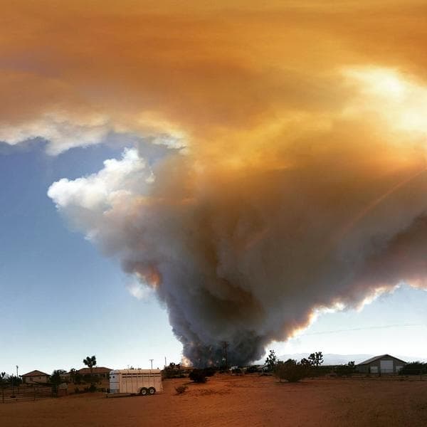 Un incendio en San Bernardino alcanzó a decenas de autos en la autopista estatal 15.