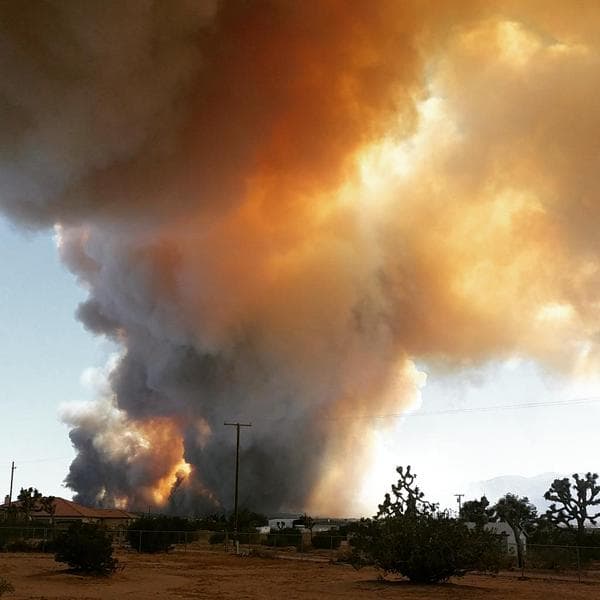 Un incendio en San Bernardino alcanzó a decenas de autos en la autopista estatal 15.