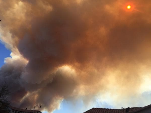 Un incendio en San Bernardino alcanzó a decenas de autos en la autopista estatal 15.