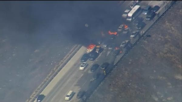 Incendio en San Bernardino alcanza a la Autopista Interestatal 15 