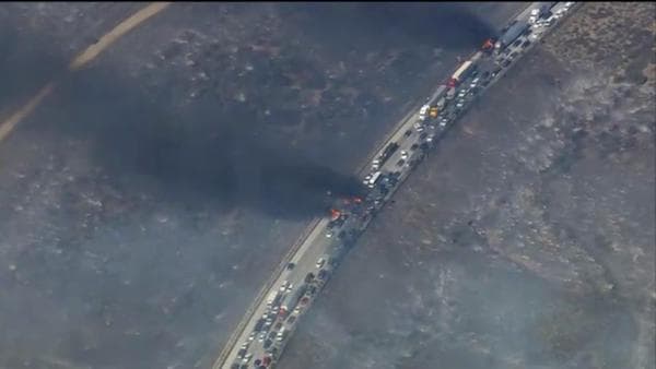 Un incendio en San Bernardino alcanzó a decenas de autos en la autopista estatal 15.
