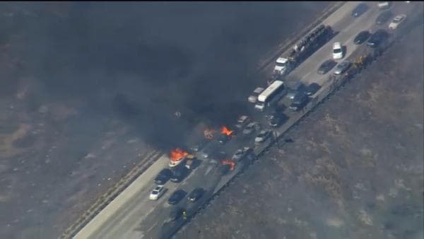 Un incendio en San Bernardino alcanzó a decenas de autos en la autopista estatal 15.