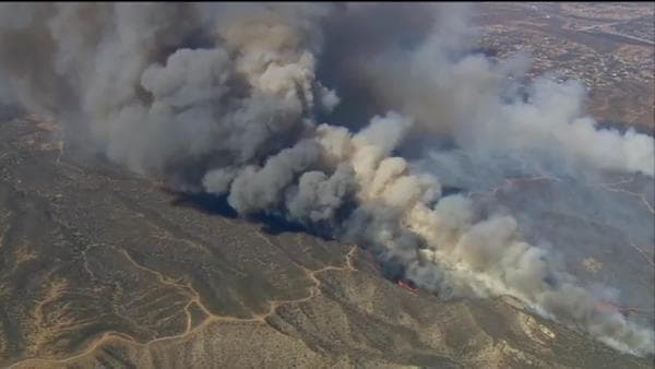 Un incendio en San Bernardino alcanzó a decenas de autos en la autopista estatal 15.