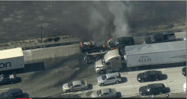 Un incendio en San Bernardino alcanzó a decenas de autos en la autopista estatal 15.