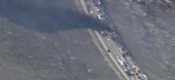 Un incendio en San Bernardino alcanzó a decenas de autos en la autopista estatal 15.