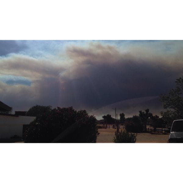 Un incendio en San Bernardino alcanzó a decenas de autos en la autopista estatal 15.