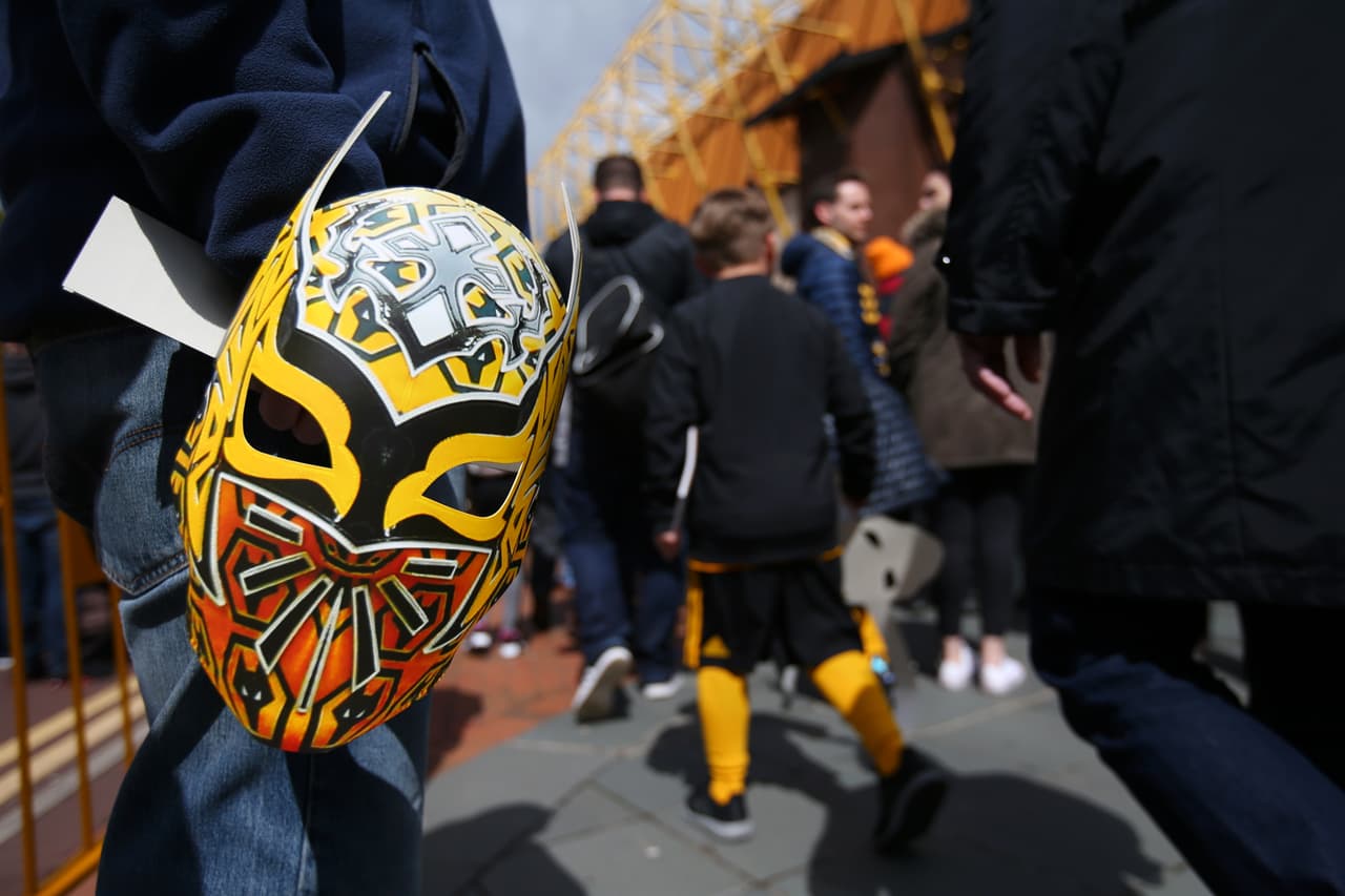Después de la visita de Sin Cara a Raúl Jiménez, este viernes, los fanáticos de los Wolves llegaron al Molineux este sábado con máscaras del luchador y prendas típicas mexicanas que montaron un colorido ambiente para enfrentar al Fulham en la Premier League.