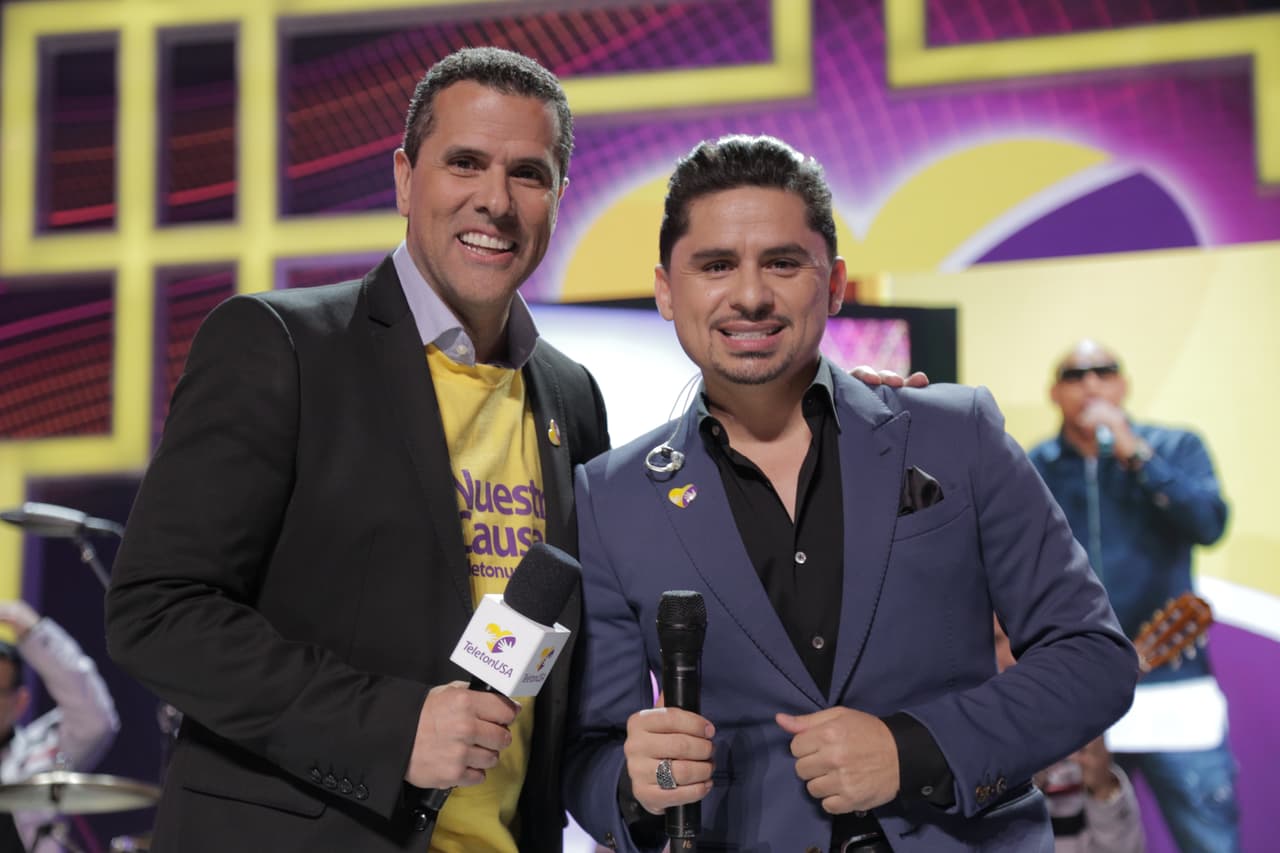 Marco Regil y Larry Hernandez.