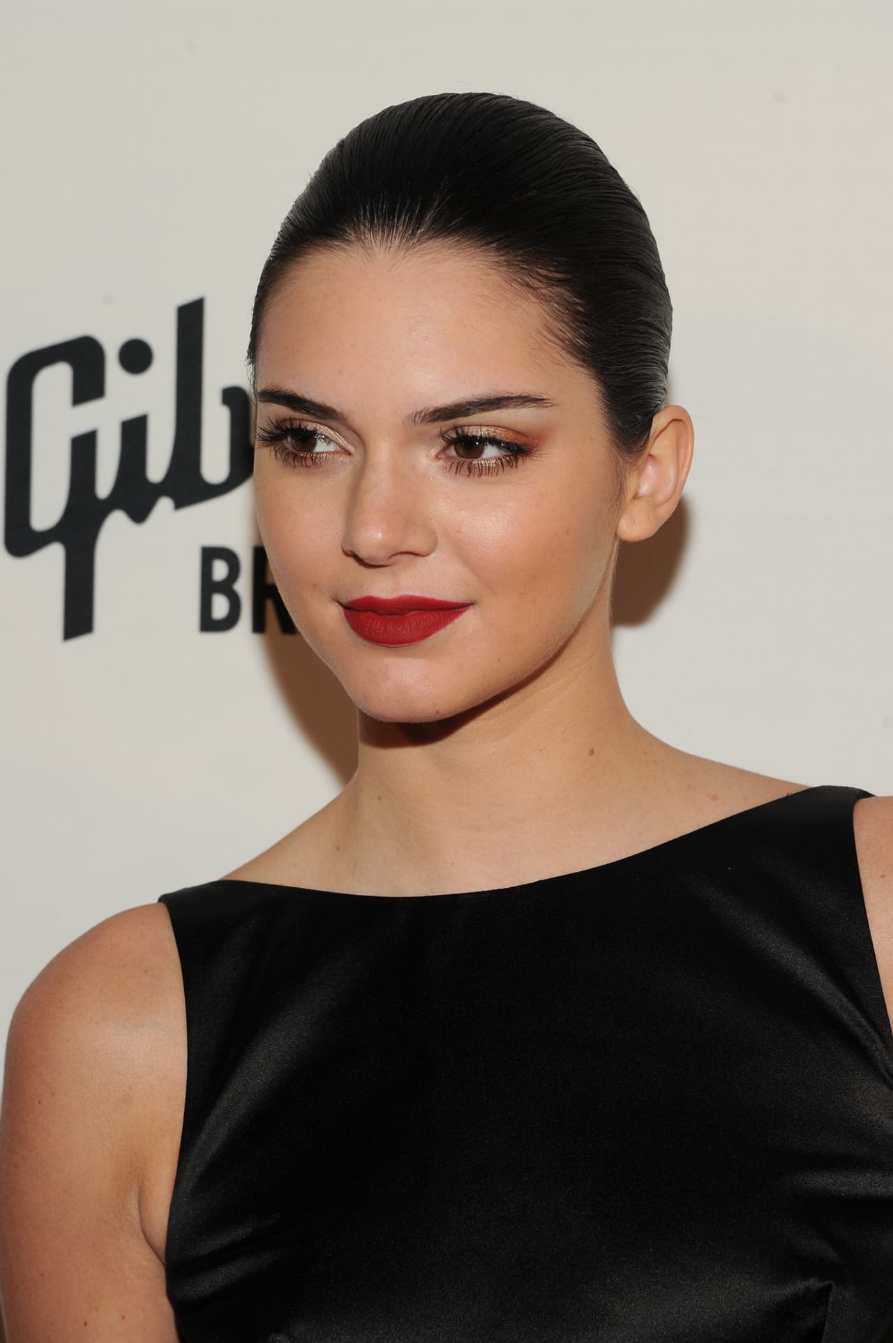 Ha optado por este peinado más de una vez, pero lo cierto es que le va mejor con el cabello suelto hacía atrás, que con un chongo recogido y alizado, ya que este último hace que la forma de su ostro se vea un poco extraña.