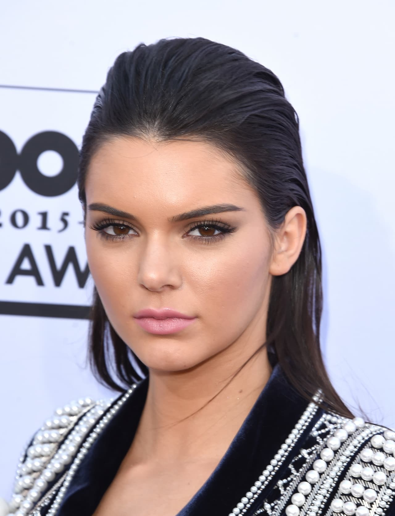 Las veces que ha elegido el 'wet look', Kendall le ha da protagonismo a su maquillaje cargando sobre todo la parte de los ojos.