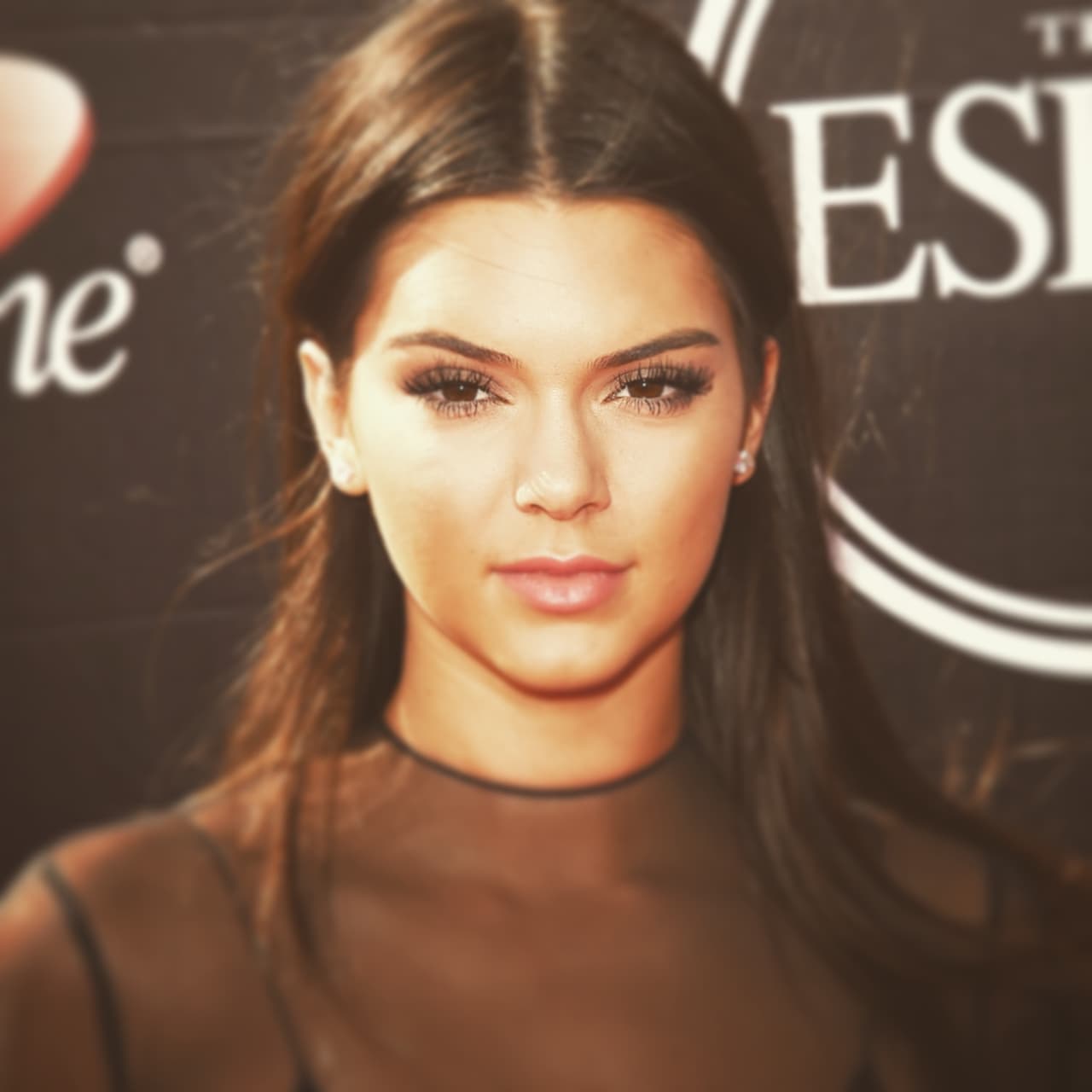 En muchos eventos, la alisadora ha sido también un arma infalible; basta peinarlo y poner un poco de cera. Sin duda Kendall es toda una 'fashionista' que nunca pierde el estilo.