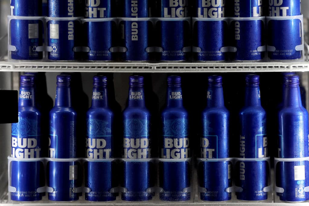 ¿Es la cerveza Bud Light el nuevo blanco de Ron DeSantis en su pelea contra corporaciones?