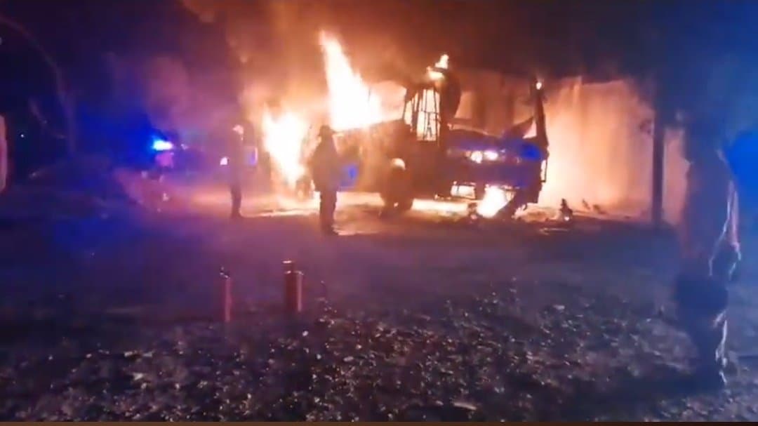 Como se ven en las fotografías difundidas por redes sociales, el camión quedó totalmente destrozado.