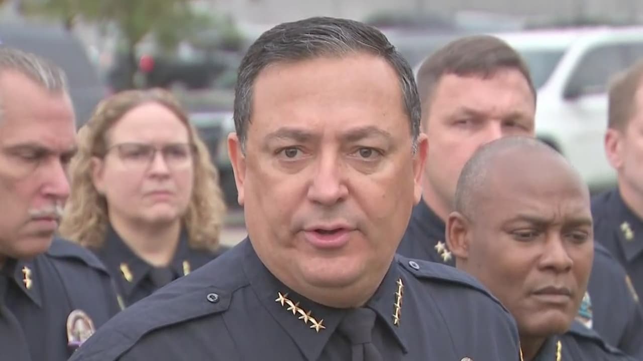 "El abusador de una mujer, no debe tener armas de fuego": Jefe Acevedo exige a senadores texanos modificar la ley