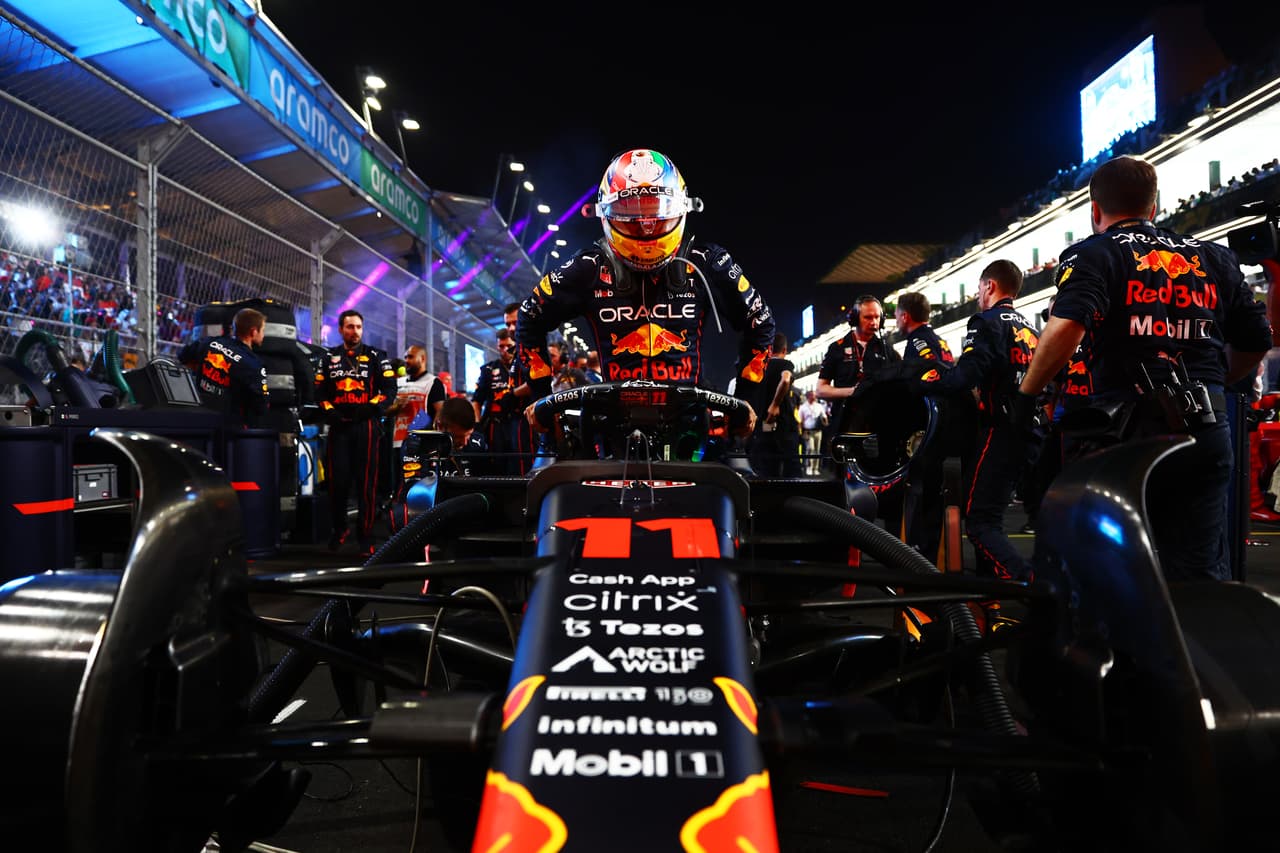 Max Verstappen fue el gran vencedor del GP de Arabia Saudita de la Fórmula 1 sobre Ferrari; Sergio Pérez sufrió una mala estrategia y qued´´o en cuarto tras iniciar en primer lugar.