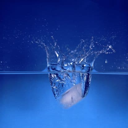 <b>¡El agua recuerda y se transforma!</b>
<br>Un estudioso japonés ha revolucionado el concepto del agua con sus teorías originales. Masaru Emoto, autor de varias obras al respecto, afirma que “las palabras, intenciones, sonidos y pensamientos dirigidos hacia un volumen de agua influirían sobre la forma de los cristales de hielo obtenidos del mismo”.