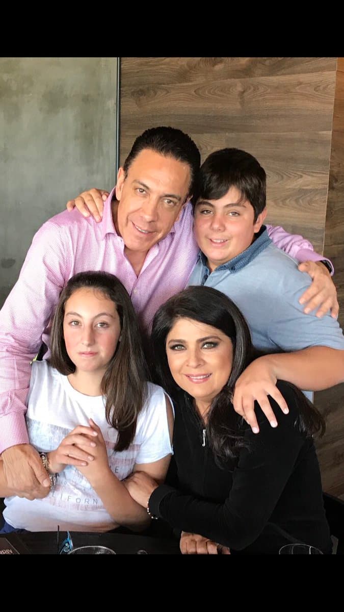 <b><a href="http://www.univision.com/novelas/las-amazonas/victoria-ruffo-es-ines-huerta-en-las-amazonas" target="_blank">Victoria Ruffo</a></b> está casada con Omar Fayad, Gobernador constitucional del estado de Hidalgo. Con él tiene dos hijos, los mellizos Anuar y Vicky de 13 años de edad.