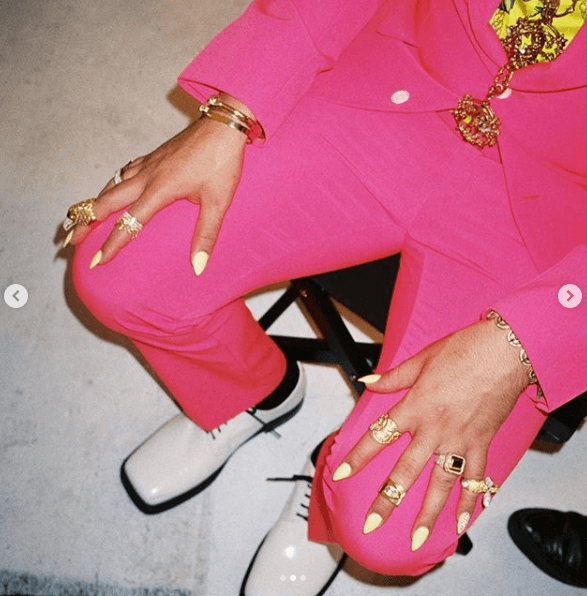 Bad Bunny prefirió unas uñas pequeñas pero de forma afilada (puntiaguda).