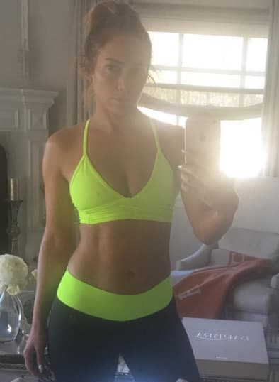 Conocida por muchos como JLo, la artista destacó que jamás buscó enviar un mensaje de aceptación.
<b><a href="https://www.univision.com/entretenimiento/a-jlo-le-encanta-hacerse-fotos-frente-al-espejo-y-a-nosotros-mirarlas-fotos">"Solo he estado siendo yo"</a></b>, dijo.