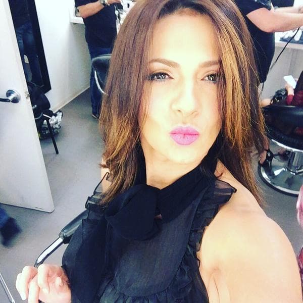 Ah, pero la cosa no para ahí, luego de ese negocio tan tierno, tomó su grabadora y les cantaba a los vecinos cobrándoles por canción.