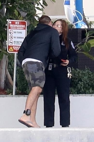 Todos los movimientos del artista están limitados por lo que tiene que mantenerse en la zona para evitar que el grillete alerte a su oficial probatorio de que está infringiendo la ley.